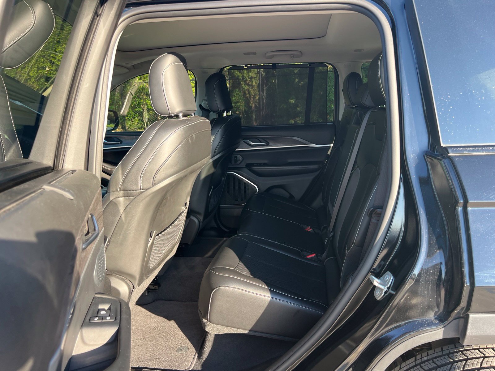 Used 2023 Jeep Grand Cherokee Limited w/ Luxury Tech Group II RWD image 30