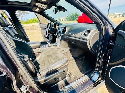 Used 2014 Jeep Grand Cherokee SRT image 25