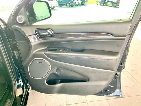Used 2020 Jeep Grand Cherokee Overland AWD/4WD image 28