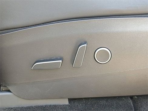 Used 2022 Tesla Model Y Long Range image 22