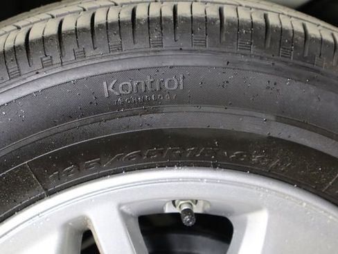 Used 2025 Hyundai Venue SE FWD image 36