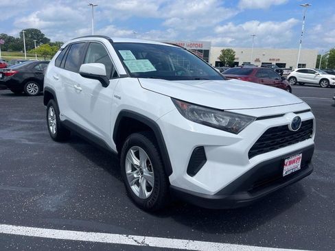 Used 2021 Toyota RAV4 LE AWD/4WD image 2