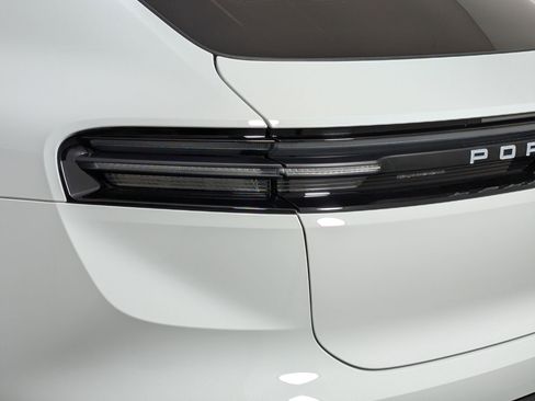 Used 2025 Porsche Macan 4 Electric image 15