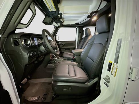 New 2025 Jeep Gladiator Sport image 14