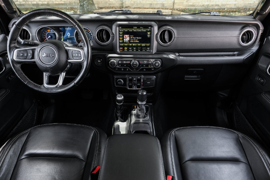 Used 2022 Jeep Wrangler Unlimited Sahara w/ LED Lighting Group AWD/4WD image 5