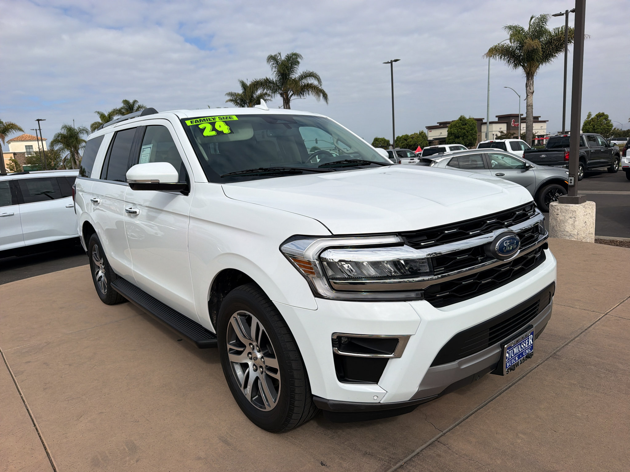 Used 2024 Ford Expedition Limited AWD/4WD image 3