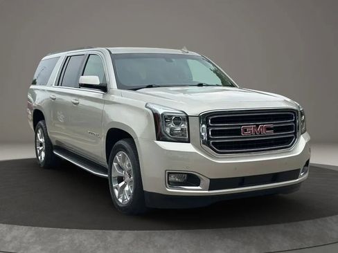 Used 2017 GMC Yukon XL SLE w/ SLE Value Package image 3