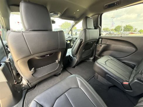 New 2025 Chrysler Pacifica Select image 11