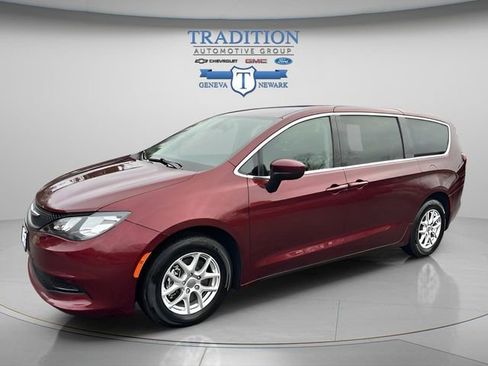 Used 2022 Chrysler Voyager LX image 1