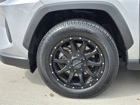 Used 2020 Toyota RAV4 LE image 7