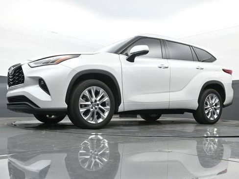 Used 2023 Toyota Highlander Limited image 12
