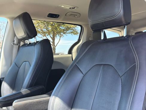 Used 2024 Chrysler Pacifica Touring-L FWD image 24