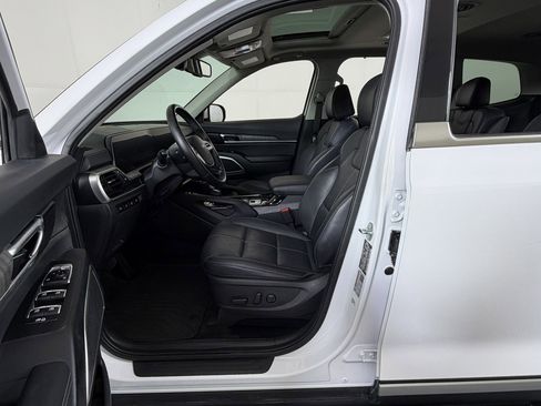 Used 2023 Kia Telluride EX w/ EX Captain's Chair Package image 9