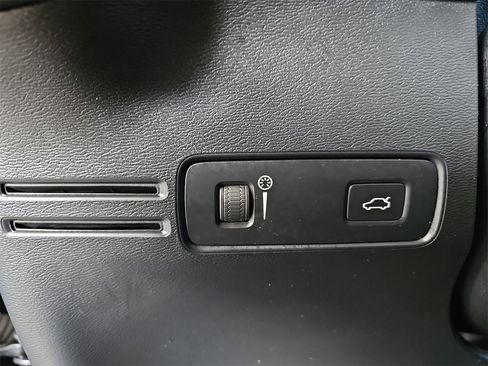 Used 2022 Volvo XC40 T5 R-Design w/ Advanced Package image 26