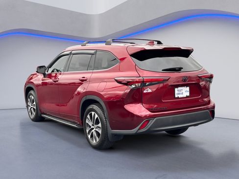 Used 2024 Toyota Highlander LE image 11