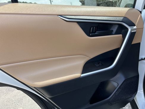 Used 2021 Toyota RAV4 LE image 15