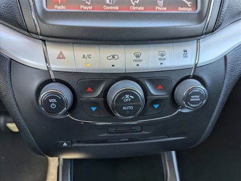 Used 2019 Dodge Journey SE image 19