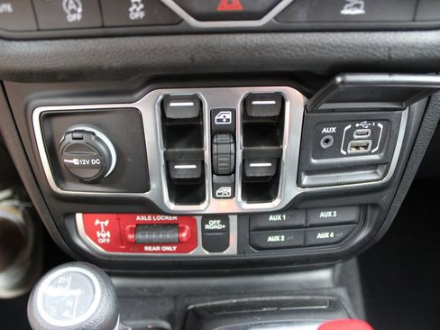 Used 2025 Jeep Wrangler Willys AWD/4WD image 26