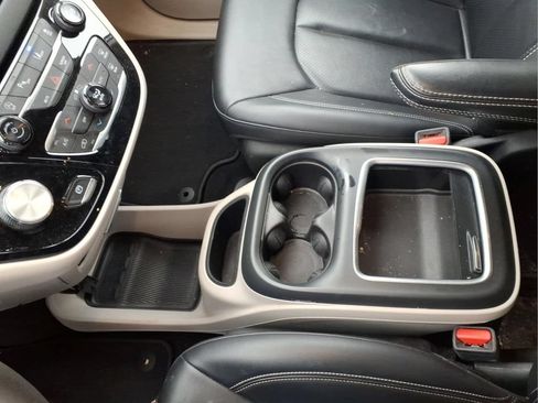 Used 2024 Chrysler Pacifica Touring-L FWD image 14