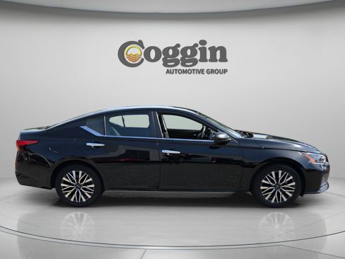 Used 2024 Nissan Altima 2.5 SV FWD image 6