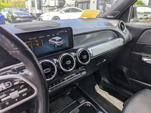 Used 2021 Mercedes-Benz GLB 250 4MATIC w/ Premium Package image 18