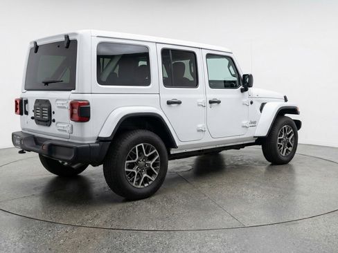 Used 2025 Jeep Wrangler Sahara image 9