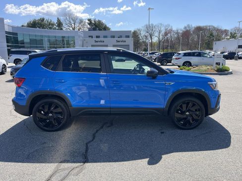 Used 2023 Volkswagen Taos SE AWD/4WD image 3