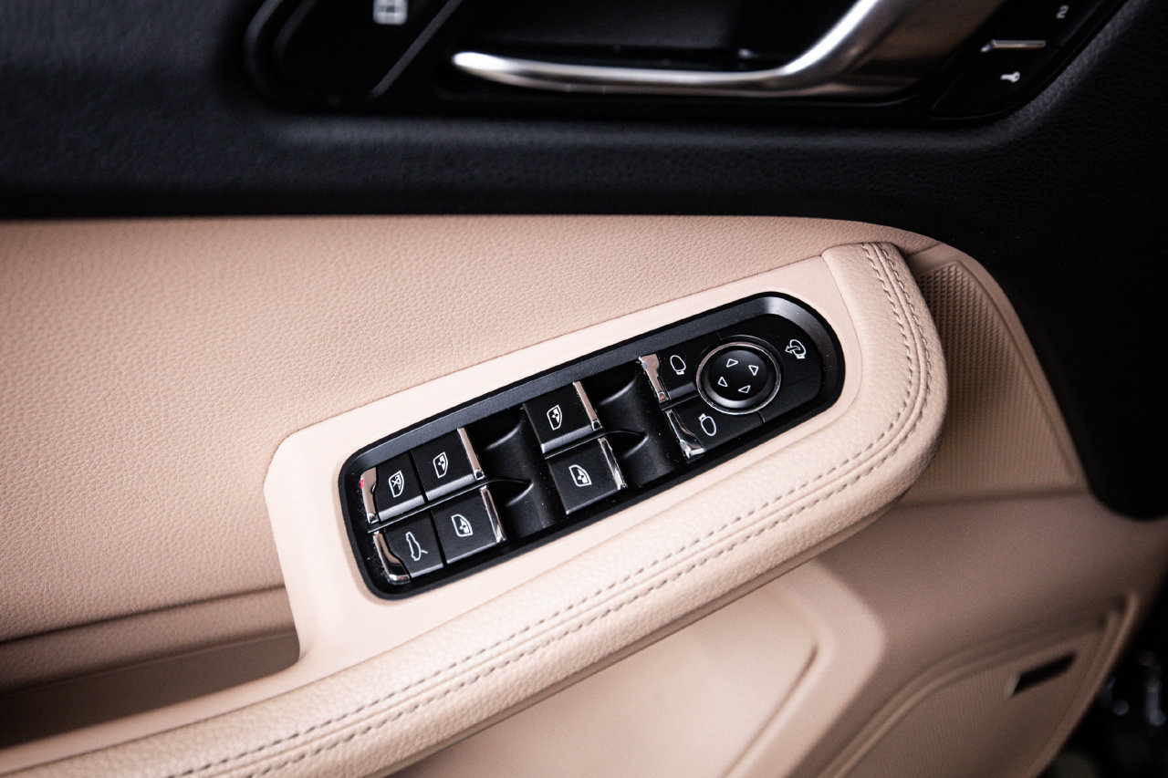Certified 2024 Porsche Macan AWD/4WD image 22