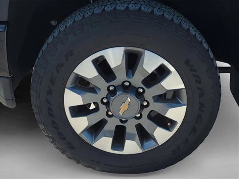 Used 2021 Chevrolet Silverado 2500 Custom w/ Custom Value Package image 5