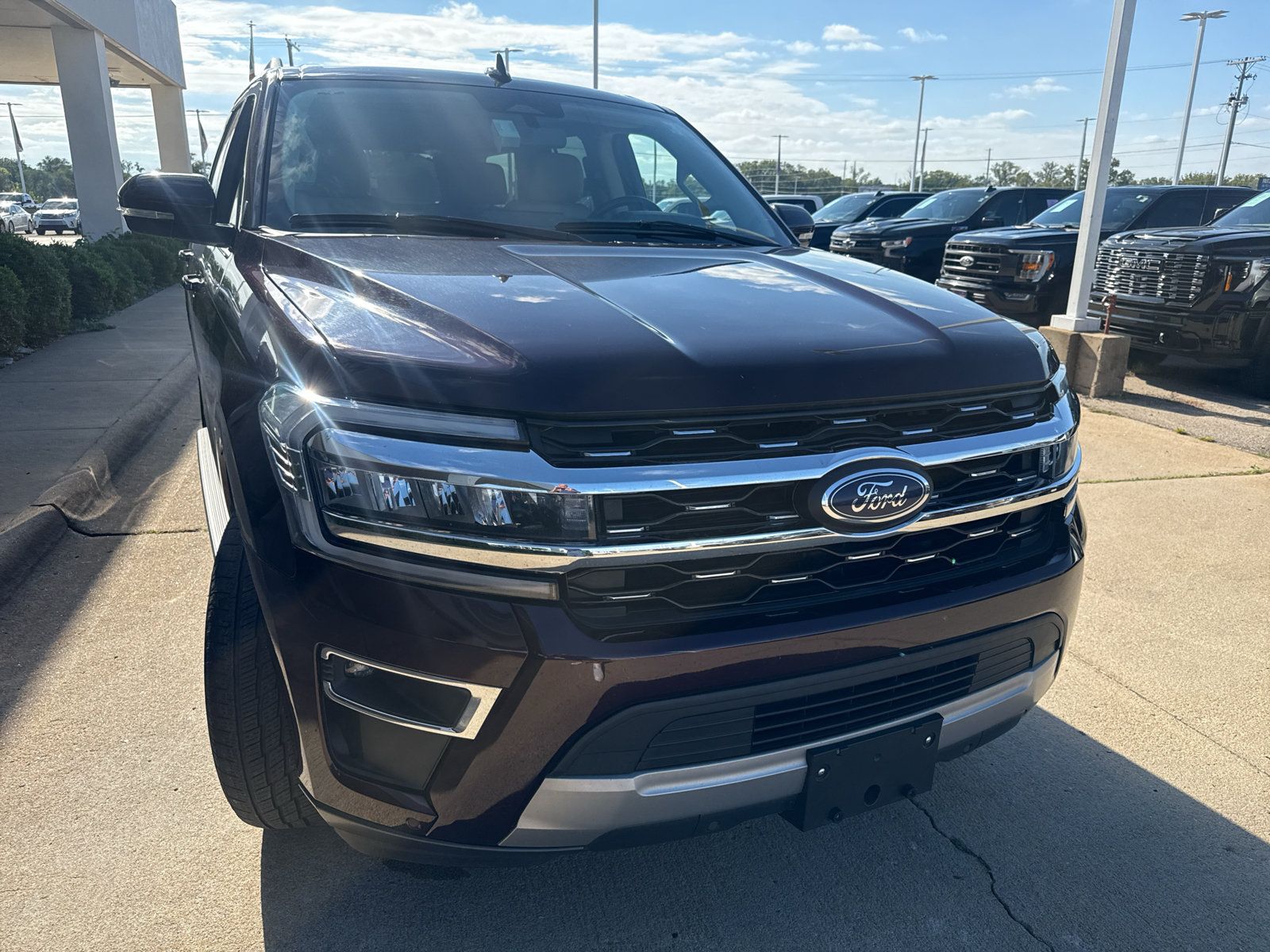 Used 2024 Ford Expedition Limited AWD/4WD image 3