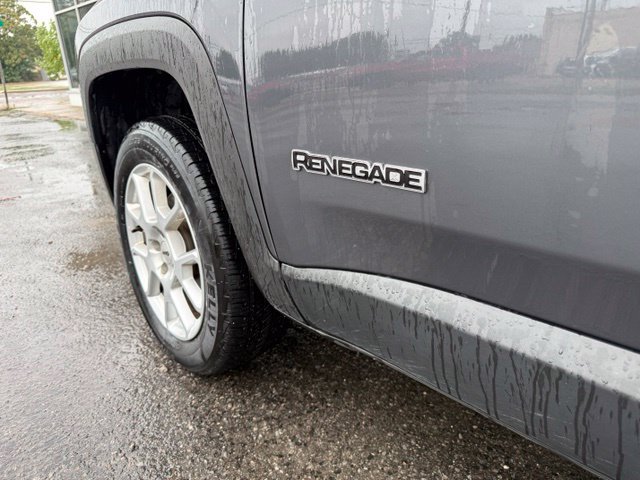 Used 2023 Jeep Renegade Latitude AWD/4WD image 3