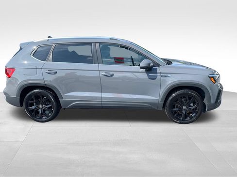Used 2022 Volkswagen Taos SE w/ Panoramic Sunroof Package AWD/4WD image 6