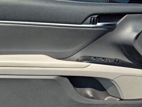 Used 2019 Toyota Camry LE w/ Convenience Package FWD image 11