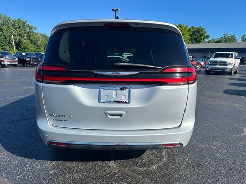 Used 2023 Chrysler Pacifica Touring-L FWD image 4