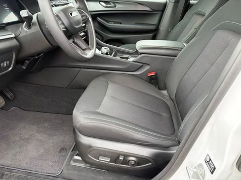 Used 2025 Jeep Grand Cherokee Laredo X w/ Luxury Tech Group I AWD/4WD image 15