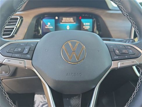 Used 2025 Volkswagen Atlas SE image 20