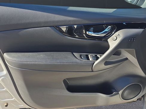 Used 2022 Nissan Rogue Sport SV w/ Technology Package image 12