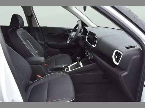 Used 2025 Hyundai Venue Limited FWD image 14