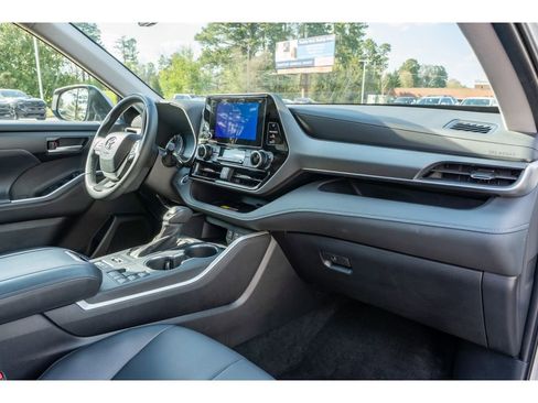 Used 2025 Toyota Highlander XLE AWD/4WD image 19