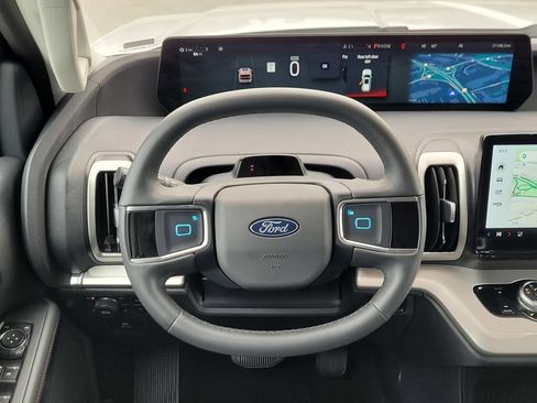 Used 2025 Ford Expedition Active AWD/4WD image 13