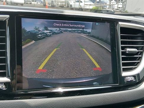 Used 2022 Chrysler Pacifica Touring-L FWD image 17