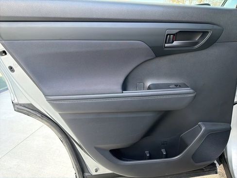 Used 2021 Toyota Highlander LE image 19