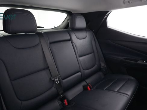 Used 2022 Chevrolet Bolt EUV LT w/ Convenience Package FWD image 5