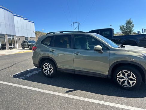 Used 2019 Subaru Forester Premium AWD/4WD image 5