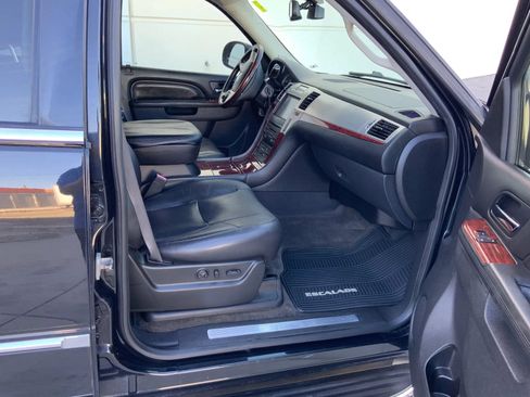 Used 2011 Cadillac Escalade Luxury AWD/4WD image 18
