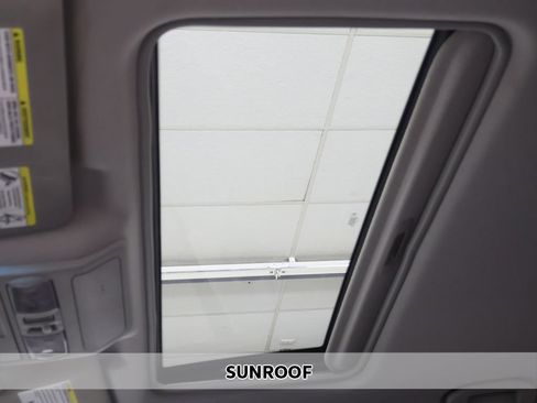 Used 2014 Nissan Frontier SL w/ SL Moonroof Package AWD/4WD image 4