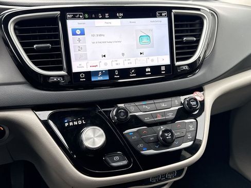 Used 2023 Chrysler Pacifica Touring-L image 12