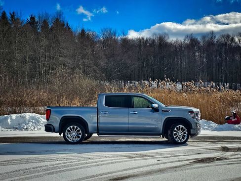 Used 2024 GMC Sierra 1500 Denali w/ Technology Package AWD/4WD image 4