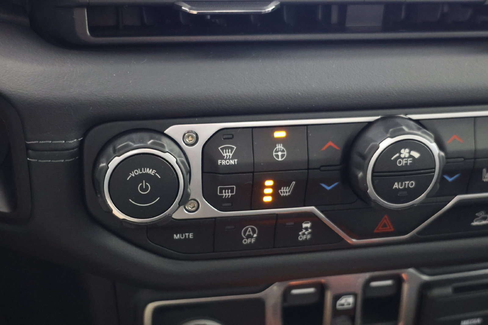 Used 2025 Jeep Gladiator Mojave w/ Convenience Group AWD/4WD image 8