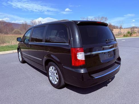 Used 2015 Chrysler Town & Country Touring image 8